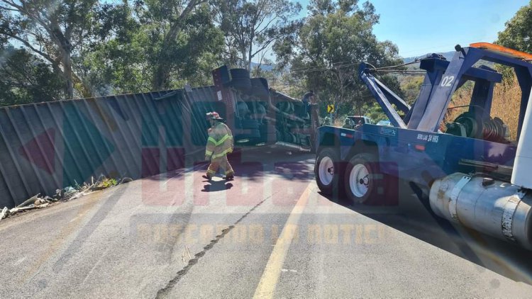 SIN VIDA UNA PAREJA AL VOLCAR UN TRAILER EN LA CARRETERA 15 LIBRE