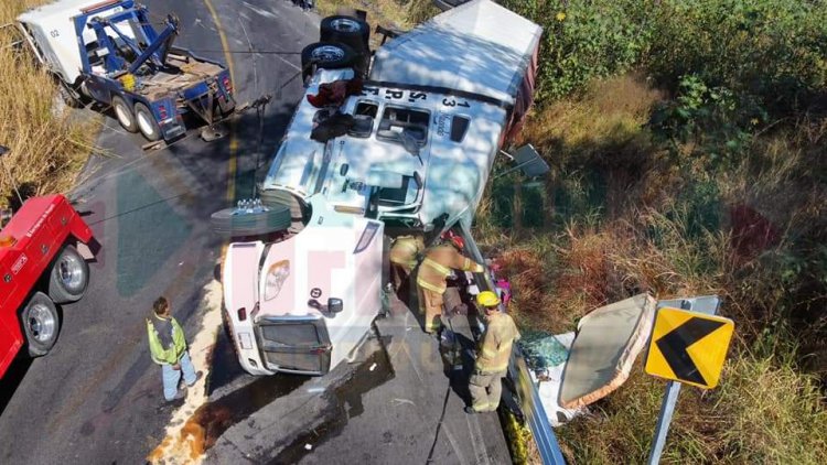 SIN VIDA UNA PAREJA AL VOLCAR UN TRAILER EN LA CARRETERA 15 LIBRE