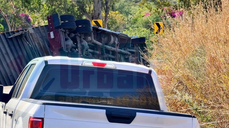 SIN VIDA UNA PAREJA AL VOLCAR UN TRAILER EN LA CARRETERA 15 LIBRE