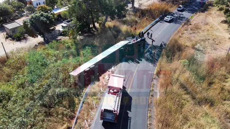 SIN VIDA UNA PAREJA AL VOLCAR UN TRAILER EN LA CARRETERA 15 LIBRE