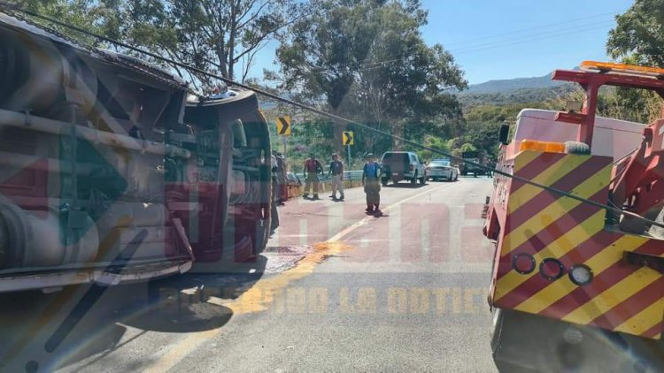 SIN VIDA UNA PAREJA AL VOLCAR UN TRAILER EN LA CARRETERA 15 LIBRE