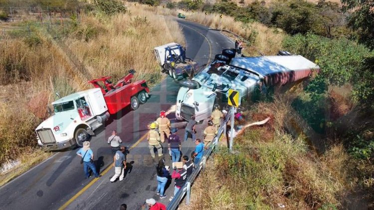 SIN VIDA UNA PAREJA AL VOLCAR UN TRAILER EN LA CARRETERA 15 LIBRE