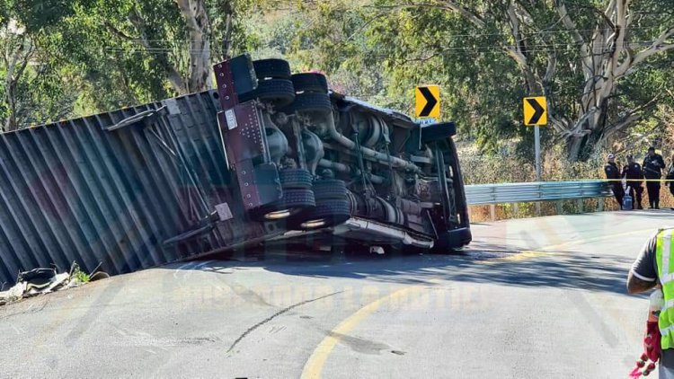 SIN VIDA UNA PAREJA AL VOLCAR UN TRAILER EN LA CARRETERA 15 LIBRE