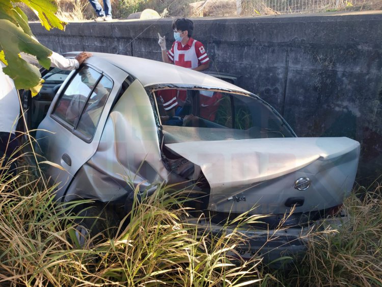 AUTO FANTASMA HACE DE LAS SUYAS EN EL LIBRAMIENTO CARRETERO