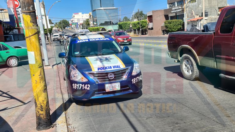 CAEN DE SU MOTONETA EN PLENO BOULEVARD TEPIC-XALISCO