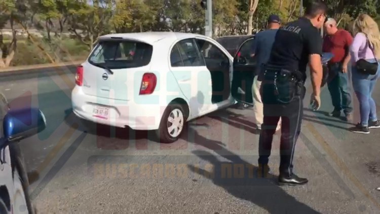 SEDAN LE CORTA LA CIRCULACIÓN A MOTOCICLISTA EN LA COLOSIO