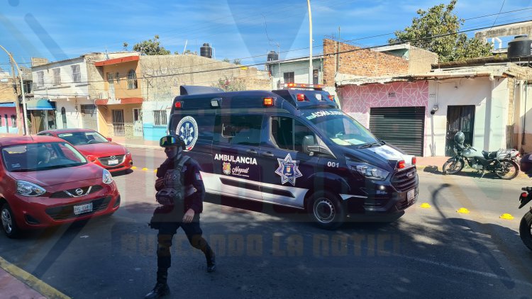 COMBI POR REBASAR ARROLLA A UN JOVEN Y DEJA LESIONADA A UNA MENOR EN LA MENCHACA