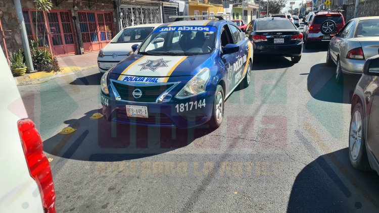 COMBI POR REBASAR ARROLLA A UN JOVEN Y DEJA LESIONADA A UNA MENOR EN LA MENCHACA