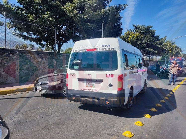 COMBI POR REBASAR ARROLLA A UN JOVEN Y DEJA LESIONADA A UNA MENOR EN LA MENCHACA