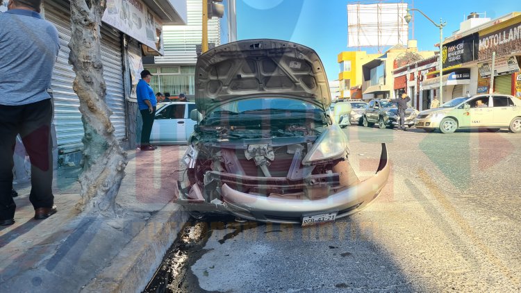 5 LESIONADOS EN FUERTE ACCIDENTE EN EL CENTRO DE TEPIC