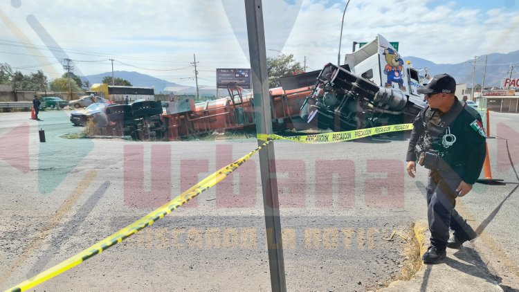 PIPA CARGADA DE GASOLINA TERMINA VOLCÁNDOSE EN EL LIBRAMIENTO