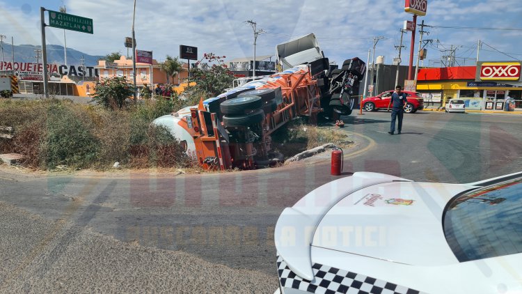 PIPA CARGADA DE GASOLINA TERMINA VOLCÁNDOSE EN EL LIBRAMIENTO