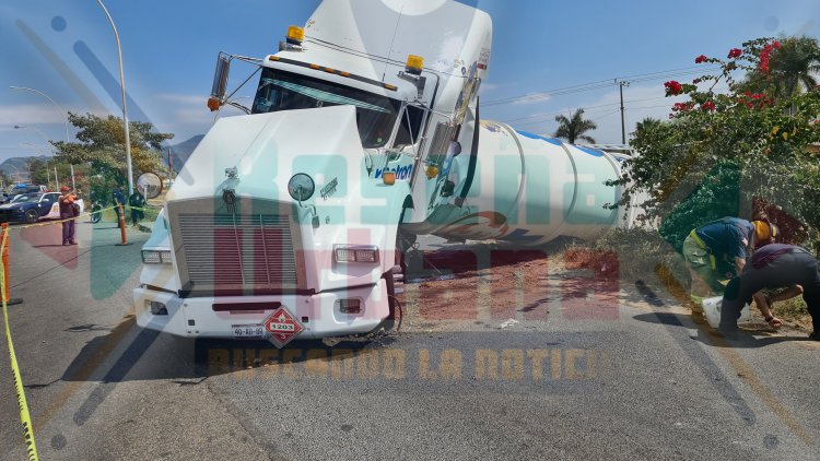 PIPA CARGADA DE GASOLINA TERMINA VOLCÁNDOSE EN EL LIBRAMIENTO