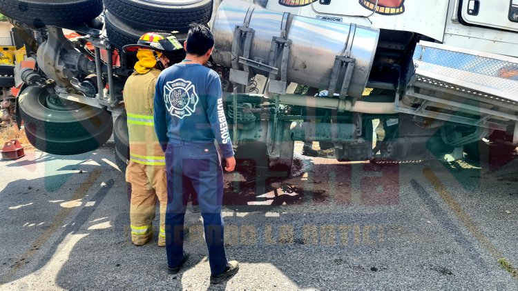 PIPA CARGADA DE GASOLINA TERMINA VOLCÁNDOSE EN EL LIBRAMIENTO