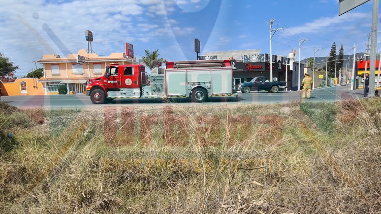 PIPA CARGADA DE GASOLINA TERMINA VOLCÁNDOSE EN EL LIBRAMIENTO