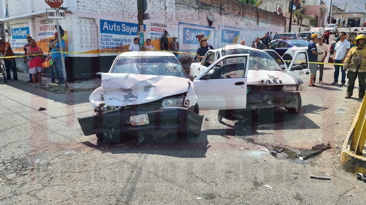 MUJER PRENSADA EN FUERTE ACCIDENTE EN LA COL MOCTEZUMA