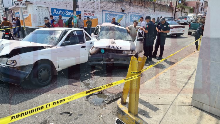 MUJER PRENSADA EN FUERTE ACCIDENTE EN LA COL MOCTEZUMA