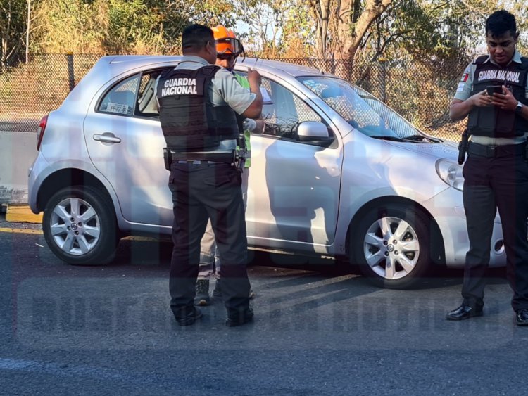 CHOCADO Y ABANDONADO DEJA VEHÍCULO EN LA AUTOPISTA TPC-MZT