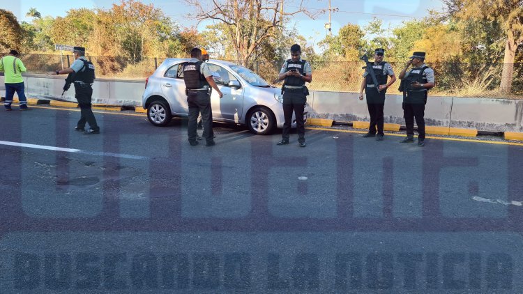 CHOCADO Y ABANDONADO DEJA VEHÍCULO EN LA AUTOPISTA TPC-MZT