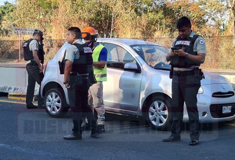 CHOCADO Y ABANDONADO DEJA VEHÍCULO EN LA AUTOPISTA TPC-MZT