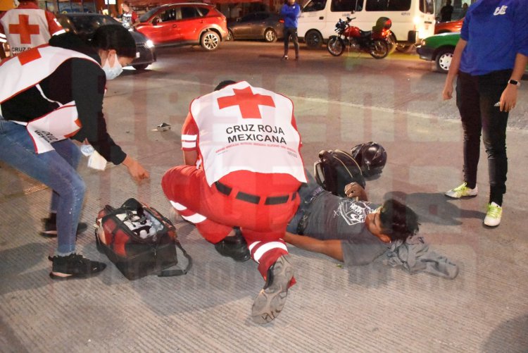 CON FRACTURA EXPUESTA DEJAN A MOTOCICLISTA EN LA COL LLANITOS