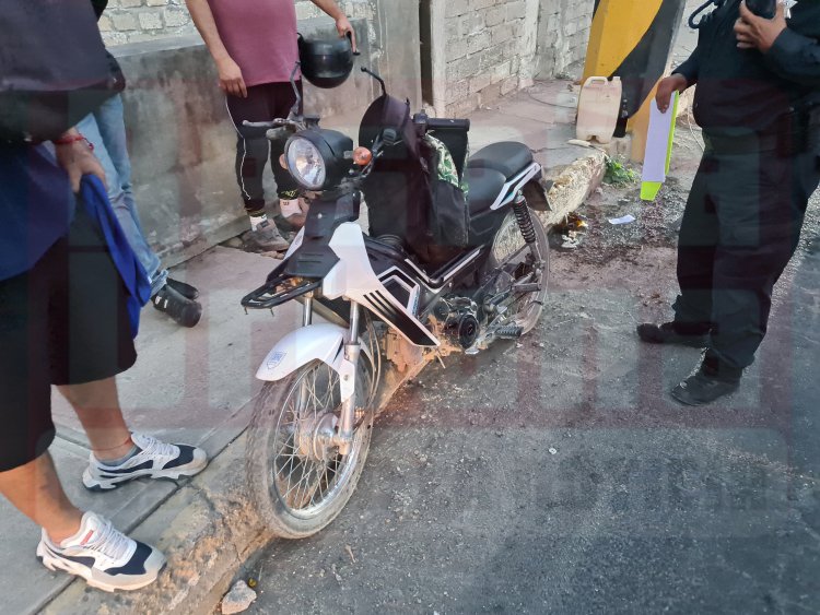 MOTOCICLISTA CON ALIENTO ALCOHÓLICO SE IMPACTA CONTRA POSTE