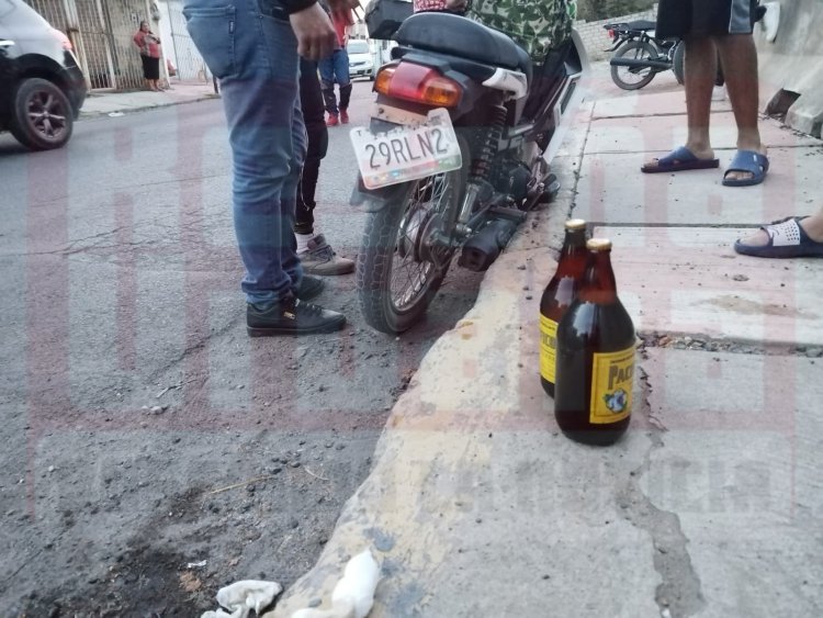 MOTOCICLISTA CON ALIENTO ALCOHÓLICO SE IMPACTA CONTRA POSTE