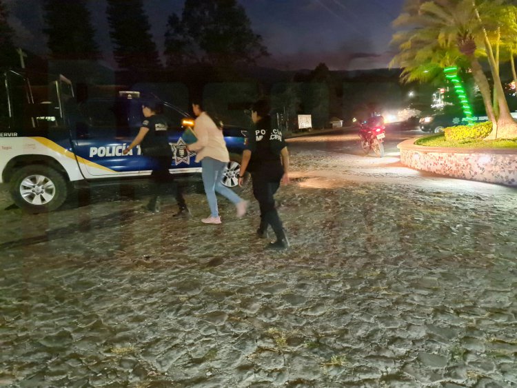 LO ATORA LA POLICIA MUNICIPAL EN UN MOTEL CON DOS MENORES