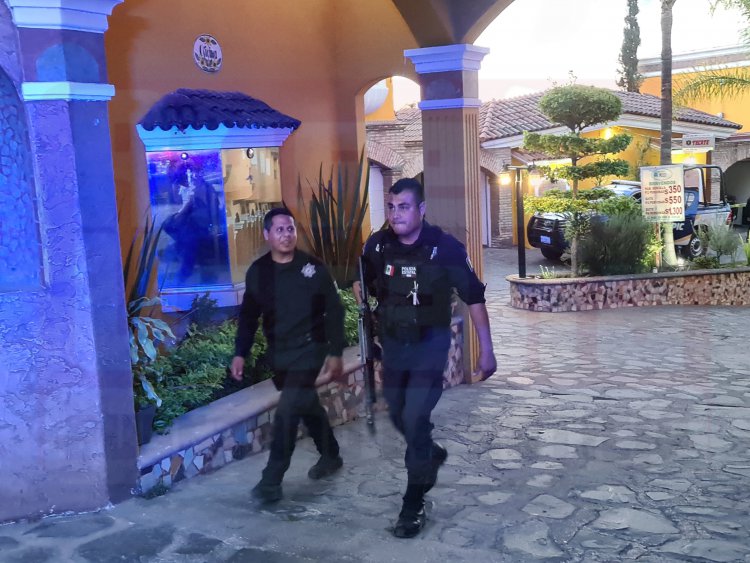 LO ATORA LA POLICIA MUNICIPAL EN UN MOTEL CON DOS MENORES