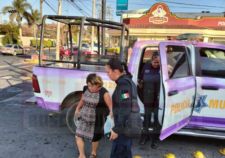 POLICIA MUNICIPAL RESGUARDA A FEMENINA EXTRAVIADA