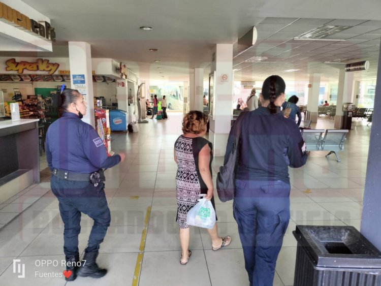 POLICIA MUNICIPAL RESGUARDA A FEMENINA EXTRAVIADA