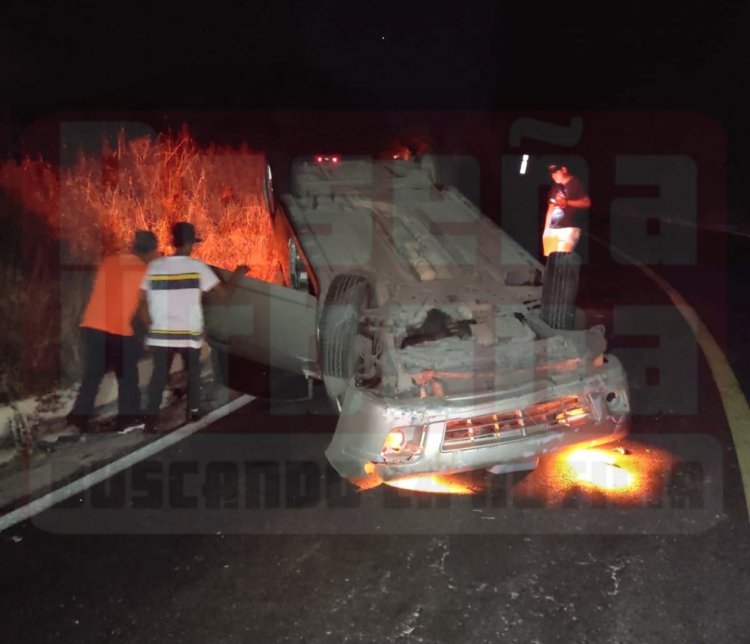 TERMINA CON LAS LLANTAS HACIA ARRIBA EN LA CARRETERA 200