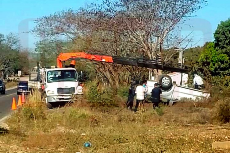 CON LAS LLANTAS PARA ARRIBA QUEDA CAMIONETA