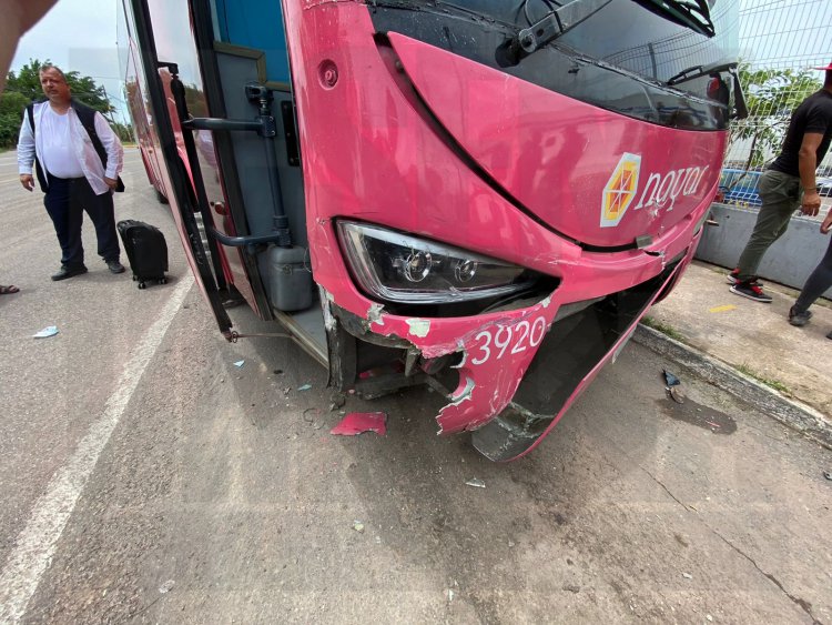 BRUTAL ACCIDENTE DE AUTOBUS DEL NAYAR CONTRA UN SEDAN