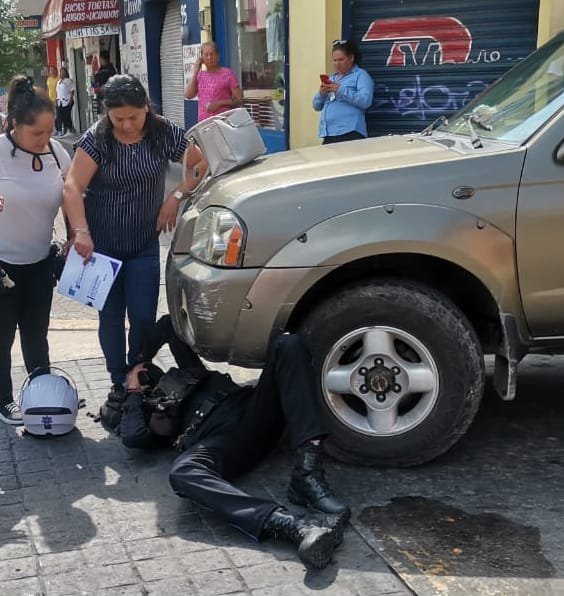 LESIONADO POLICÍA VIAL AL TUMBARLO UNA CAMIONETA DE GOBIERNO