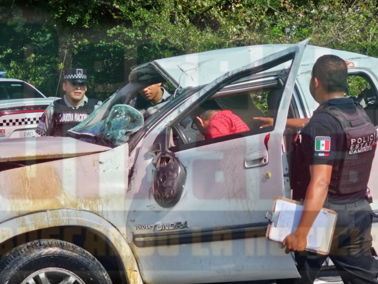 VOLCADURA EN LA AUTOPISTA TPC-MZ DEJA A PAREJA LESIONADA