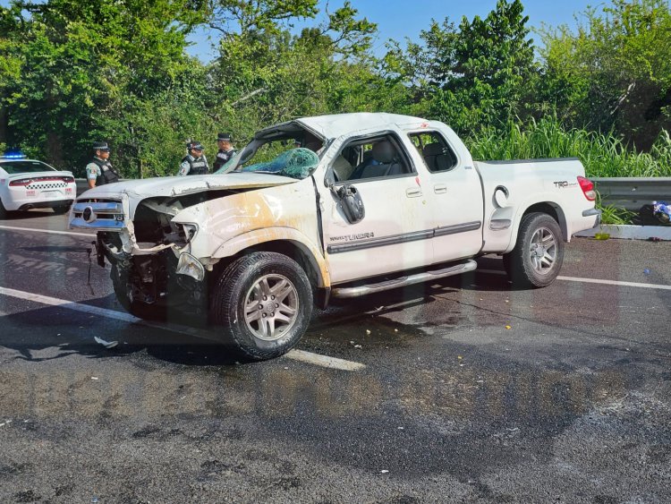 VOLCADURA EN LA AUTOPISTA TPC-MZ DEJA A PAREJA LESIONADA