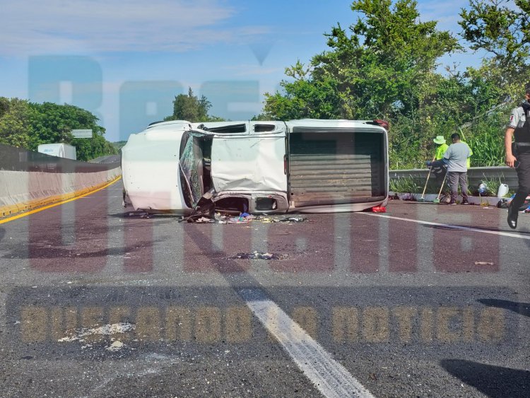 VOLCADURA EN LA AUTOPISTA TPC-MZ DEJA A PAREJA LESIONADA