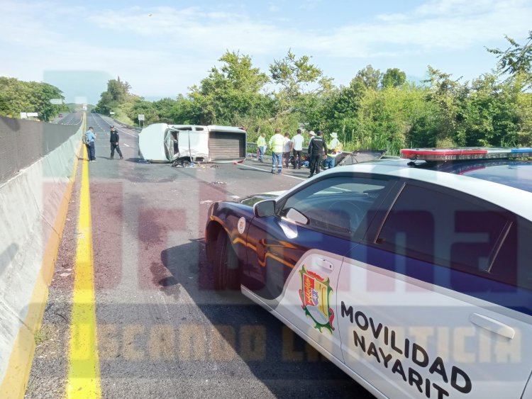 VOLCADURA EN LA AUTOPISTA TPC-MZ DEJA A PAREJA LESIONADA