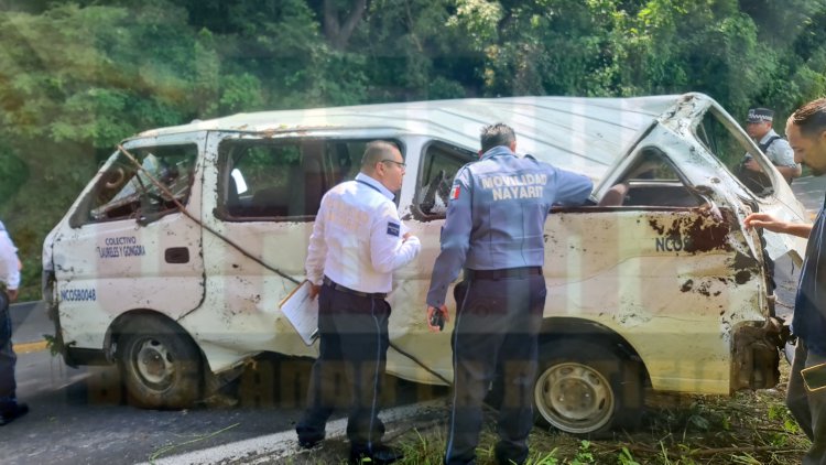 SALVAN SU VIDA PASAJEROS DE COMBI AL CAER A BARRANCO EN LA 15 LIBRE