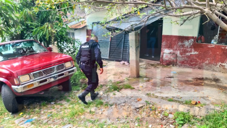 ATORAN A MENOR DE EDAD ROBANDO DENTRO DE UNA CASA