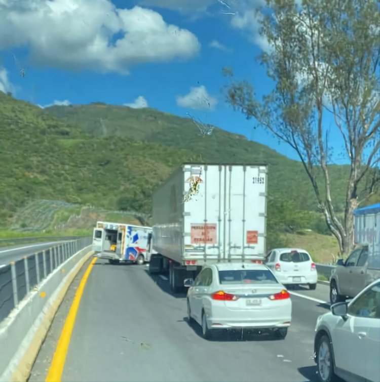 TREMENDO ACCIDENTE DE AMBULANCIA EN LA AUTOPISTA GDL-TPC