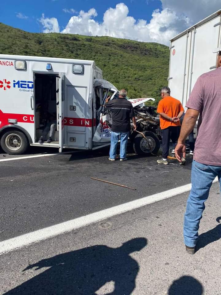 TREMENDO ACCIDENTE DE AMBULANCIA EN LA AUTOPISTA GDL-TPC