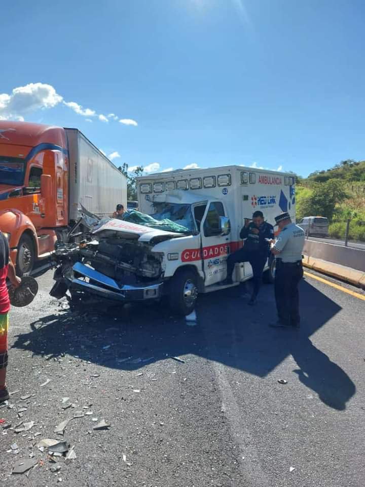 TREMENDO ACCIDENTE DE AMBULANCIA EN LA AUTOPISTA GDL-TPC