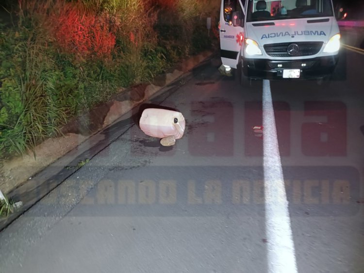 VOLCA CAMIONETA CON BIDONES DE GASOLINA