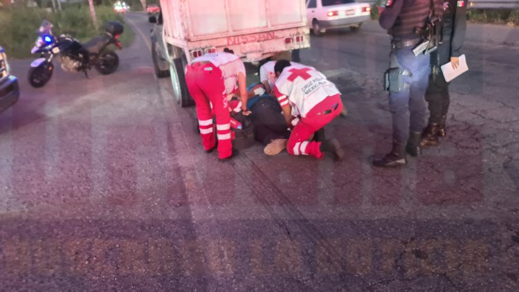 LO ATROPELLAN Y QUEDA ABAJO DE LA CAMIONETA