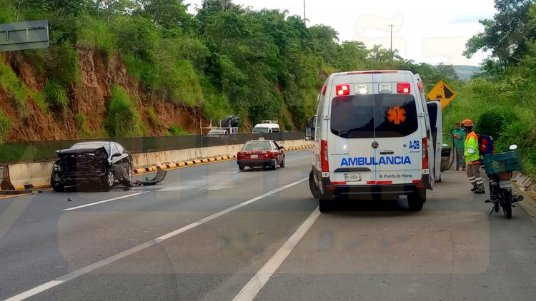 SE IMPACTA CONTRA LA BARRERA DE CONTENCIÓN DE LA AUTOPISTA