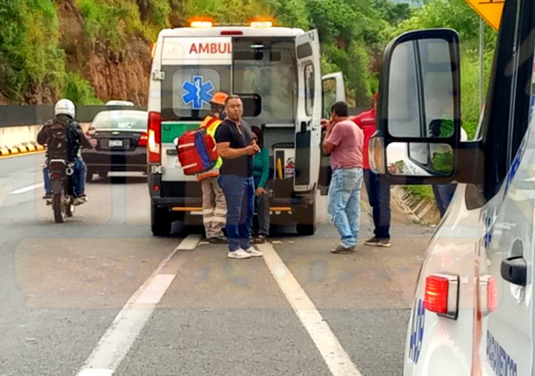 SE IMPACTA CONTRA LA BARRERA DE CONTENCIÓN DE LA AUTOPISTA