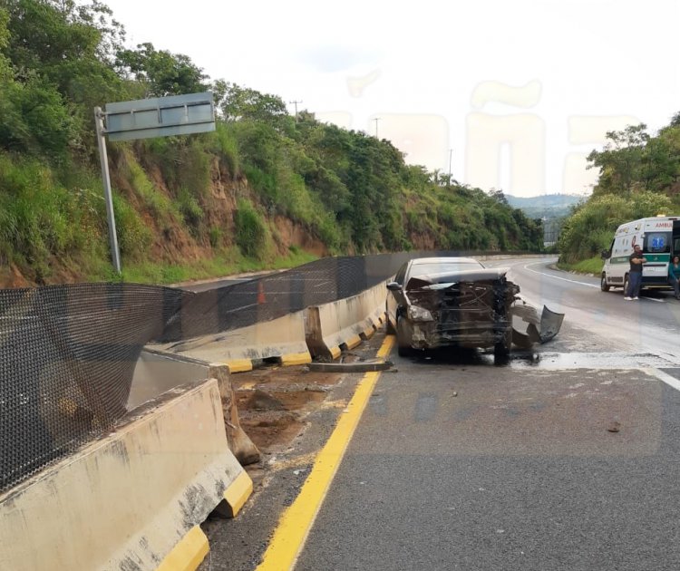 SE IMPACTA CONTRA LA BARRERA DE CONTENCIÓN DE LA AUTOPISTA