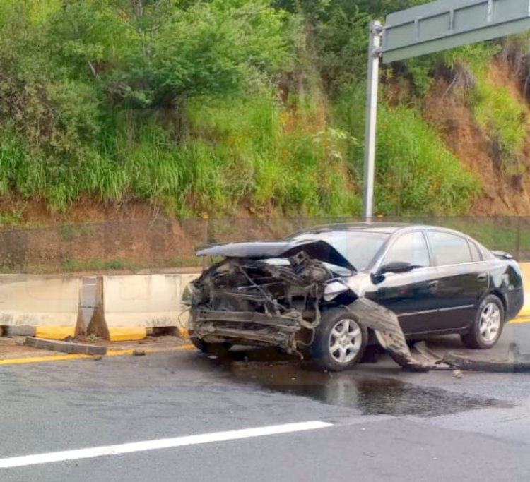 SE IMPACTA CONTRA LA BARRERA DE CONTENCIÓN DE LA AUTOPISTA